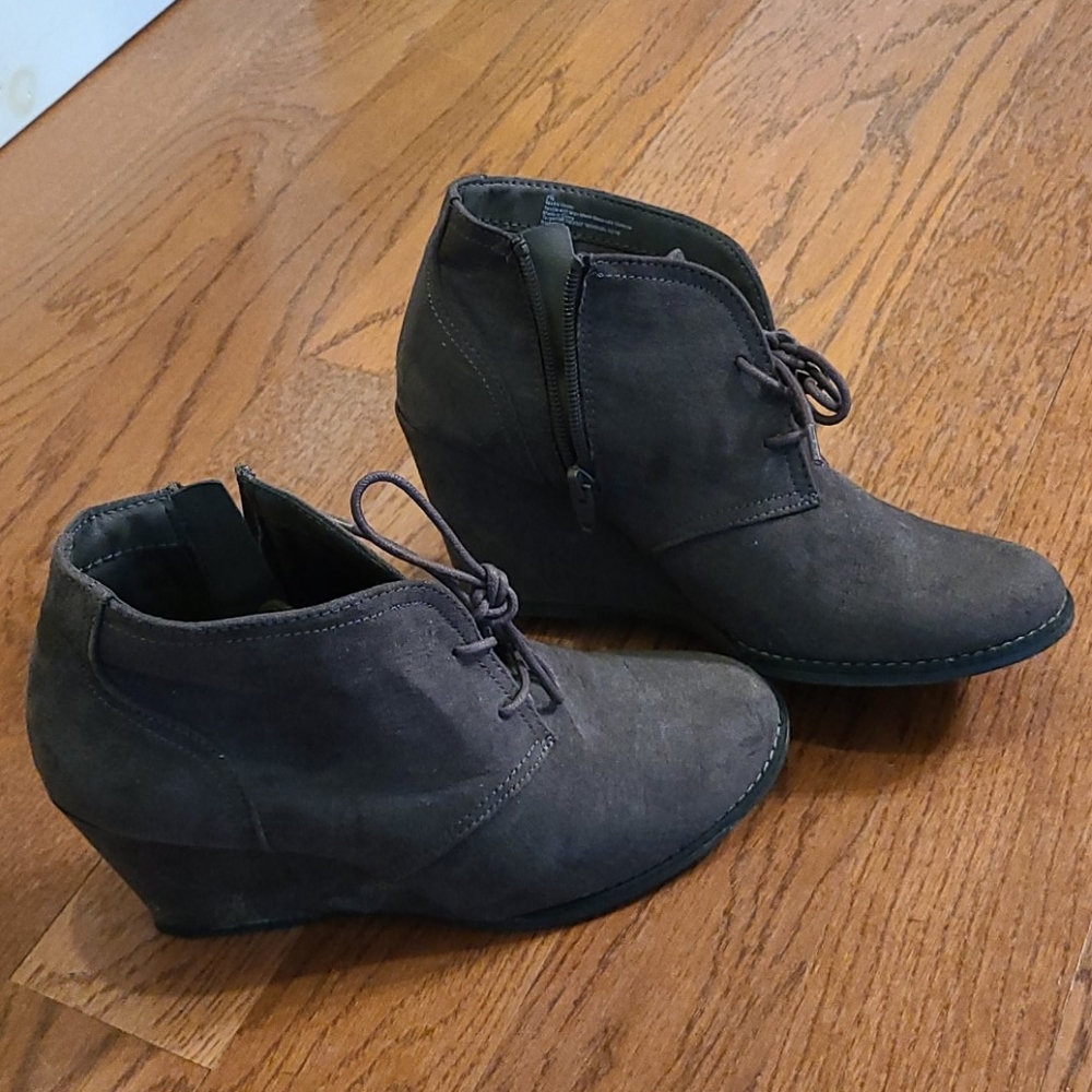 Universal Thread Wedge gray booties size 7.5